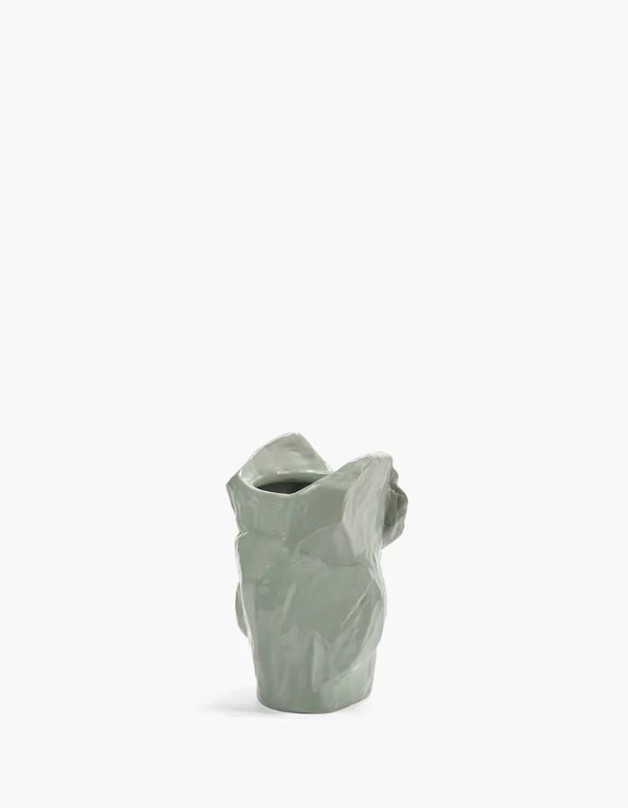 vue du dos du mini vase sculptural Owl (taille XS) en grès bleu clair par Marni pour Serax, silhouette de hibou stylisé finie à la main, H 12 cm.