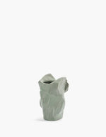 vue du dos du mini vase sculptural Owl (taille XS) en grès bleu clair par Marni pour Serax, silhouette de hibou stylisé finie à la main, H 12 cm.