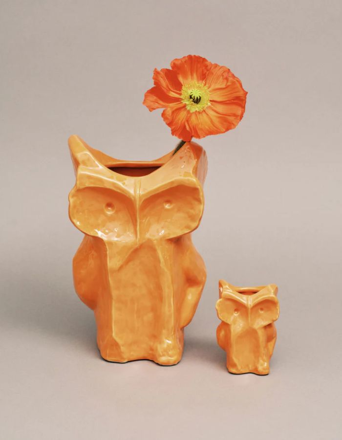Photo d'ambiance du mini vase sculptural Owl (taille XS) en grès orange vif par Marni pour Serax, silhouette de hibou facettée avec émaillage brillant fait main, H 12 cm