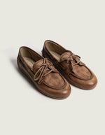 Vue de profil des Mocassins pour homme style chaussures bateau de couleur marron foncé, modèle Boat Loaper Brushed de la marque Posa. Fabriqués en cuir italien de qualité premium au fini brossé à effet vintage, avec des coutures apparentes traditionnelles sur le dessus et une semelle confortable.