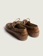 Semelle des Mocassins pour homme style chaussures bateau de couleur marron foncé, modèle Boat Loaper Brushed de la marque Posa. Fabriqués en cuir italien de qualité premium au fini brossé à effet vintage, avec des coutures apparentes traditionnelles sur le dessus et une semelle confortable.