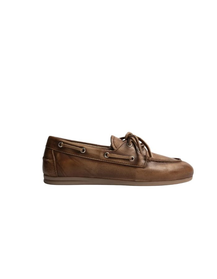 Mocassins pour homme style chaussures bateau de couleur marron foncé, modèle Boat Loaper Brushed de la marque Posa. Fabriqués en cuir italien de qualité premium au fini brossé à effet vintage, avec des coutures apparentes traditionnelles sur le dessus et une semelle confortable.