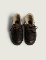 Dessus des Mocassins bateau pour femme en cuir et suède marron coffee patiné avec doublure en fourrure shearling, modèle Boat Loafer Brushed Fur de la marque POSA.