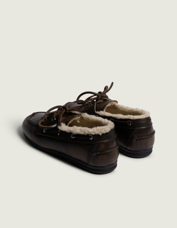 Talons des Mocassins bateau pour femme en cuir et suède marron coffee patiné avec doublure en fourrure shearling, modèle Boat Loafer Brushed Fur de la marque POSA.