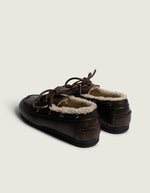 Talons des Mocassins bateau pour femme en cuir et suède marron coffee patiné avec doublure en fourrure shearling, modèle Boat Loafer Brushed Fur de la marque POSA.