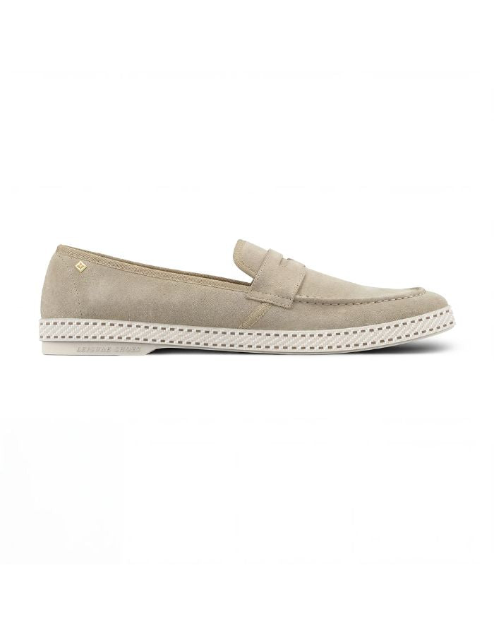 Mocassins Classic de la marque Rivieras, coloris beige. Tige en croûte de cuir de vachette, détails en ruban gros-grain et semelle blanche avec bande de coton. Fabriqués en Espagne.