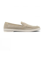 Mocassins Classic de la marque Rivieras, coloris beige. Tige en croûte de cuir de vachette, détails en ruban gros-grain et semelle blanche avec bande de coton. Fabriqués en Espagne.