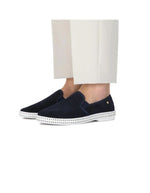 Allure des Mocassins Rivieras Classic en daim bleu marine perforé. Semelle blanche contrastée avec couture selle en coton, élastiques de confort et rivet métallique logoté sur le côté. Design intemporel fabriqué en Espagne.