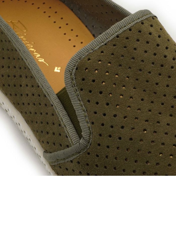 Vue du dessus des Mocassins Rivieras Classic Suede en cuir perforé kaki. Détail de biais en gros-grain, semelle blanche avec couture selle en coton et rivet logo métallique. Design élégant fabriqué en Espagne.