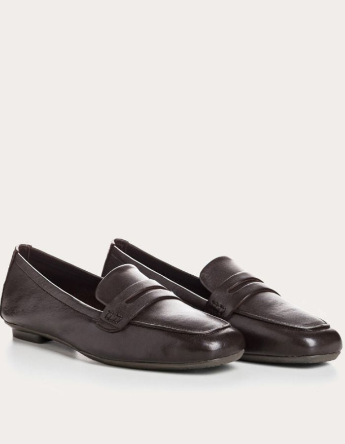 Profil des Mocassins pour femme en cuir lisse noir à la coupe sobre et intemporelle, modèle Mocassins Hema Cuir Noir de la marque française REQINS.