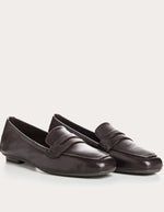 Profil des Mocassins pour femme en cuir lisse noir à la coupe sobre et intemporelle, modèle Mocassins Hema Cuir Noir de la marque française REQINS.