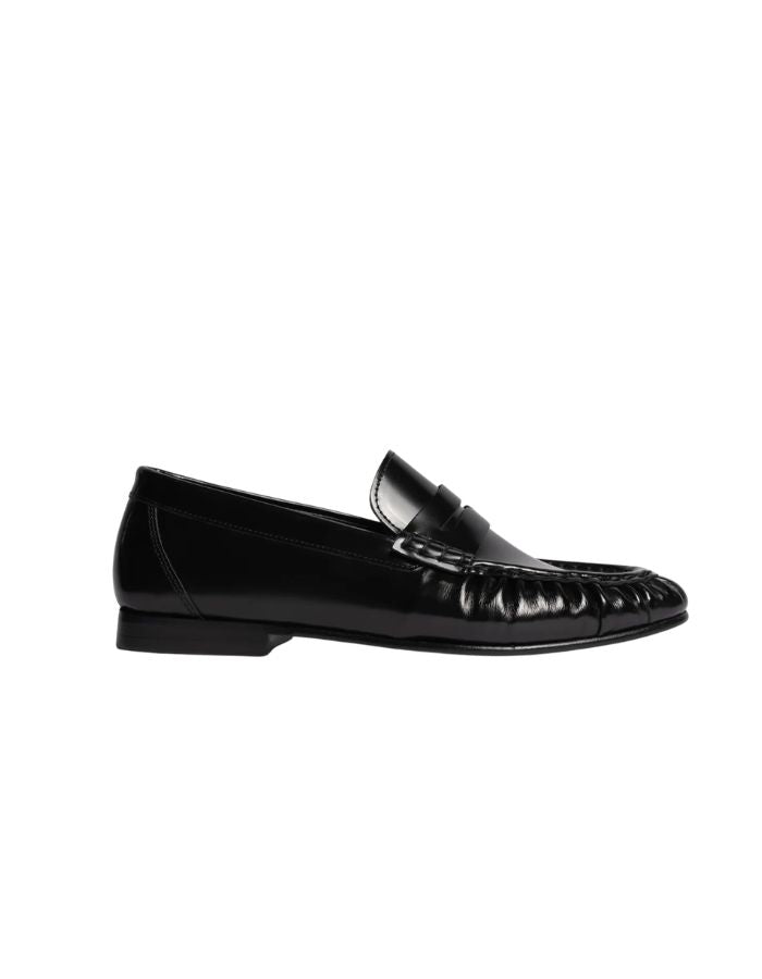 Mocassins en cuir noir brillant pour homme et femme de type Penny Loafers, modèle Wrinkle de la marque POSA. Chaussures basses en cuir italien box poli avec une bride classique sur le coup de pied, un bout arrondi à empiècement plissé texturé et une semelle noire fine.