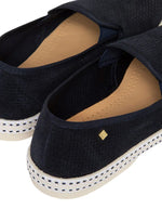 Mocassins Rivieras en suède marine avec motif embossé, semelle tressée et rivet doré.