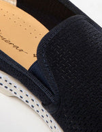 Mocassins Rivieras en suède marine avec motif embossé, semelle intérieure en cuir et bordure gros-grain.