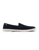 Mocassins Rivieras en suède marine 3090 avec motif embossé, rivet doré et semelle blanche.