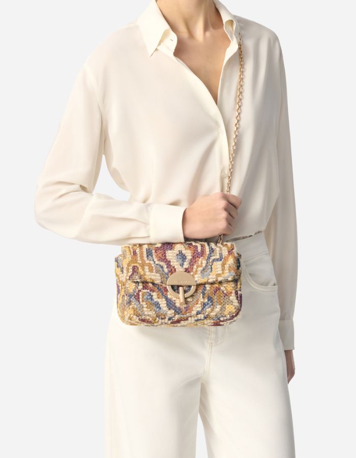 Moyen Sac Moon jacquard multicolore avec fermoir doré et bandoulière chaîne.