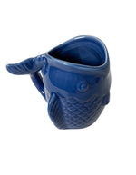 Dessus du Mug en céramique bleu majorelle brillant sculpté en relief en forme de poisson avec anse ergonomique