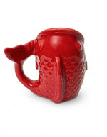 Côté du Mug en céramique rouge brillant sculpté en relief en forme de poisson avec anse ergonomique