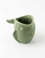 Dessus du Mug en céramique vert amande brillant sculpté en relief en forme de poisson avec anse ergonomique
