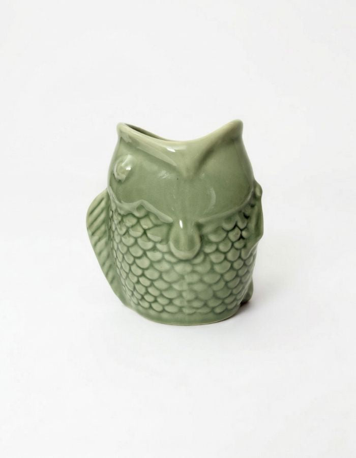 Côté du Mug en céramique vert amande brillant sculpté en relief en forme de poisson avec anse ergonomique