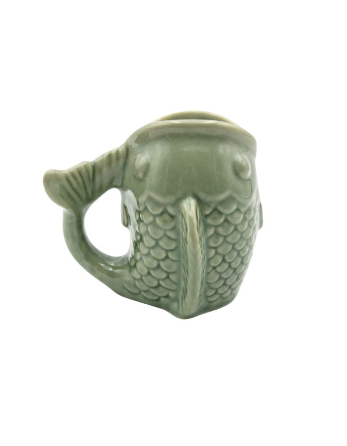 Profil du Mug en céramique vert amande brillant sculpté en relief en forme de poisson avec anse ergonomique