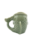 Profil du Mug en céramique vert amande brillant sculpté en relief en forme de poisson avec anse ergonomique