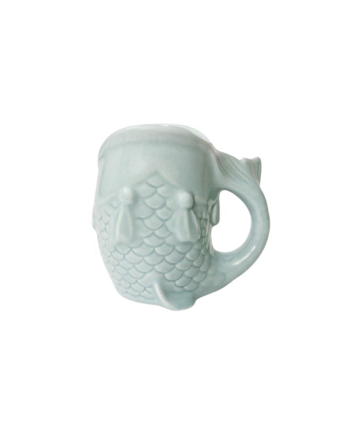 Profil du Mug en céramique vert céladon brillant sculpté en relief en forme de poisson avec anse ergonomique