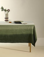 Grande nappe rectangulaire Dip Dye Forêt par Maison Sarah Lavoine. 100% lin lavé avec dégradé de vert artisanal teinté par immersion. Dimensions 300x175 cm, usage polyvalent nappe ou rideau.
