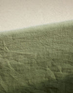 Gros plan sur la Grande nappe rectangulaire Dip Dye Forêt par Maison Sarah Lavoine. 100% lin lavé avec dégradé de vert artisanal teinté par immersion. Dimensions 300x175 cm, usage polyvalent nappe ou rideau.