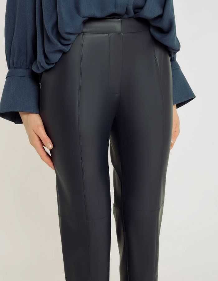 Ceinture du Pantalon ajusté pour femme en matière alternative gris graphite longueur cheville avec découpes aux genoux, modèle Arthur de la marque Hana San.