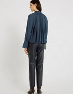 Dos du Pantalon ajusté pour femme en matière alternative gris graphite longueur cheville avec découpes aux genoux, modèle Arthur de la marque Hana San.