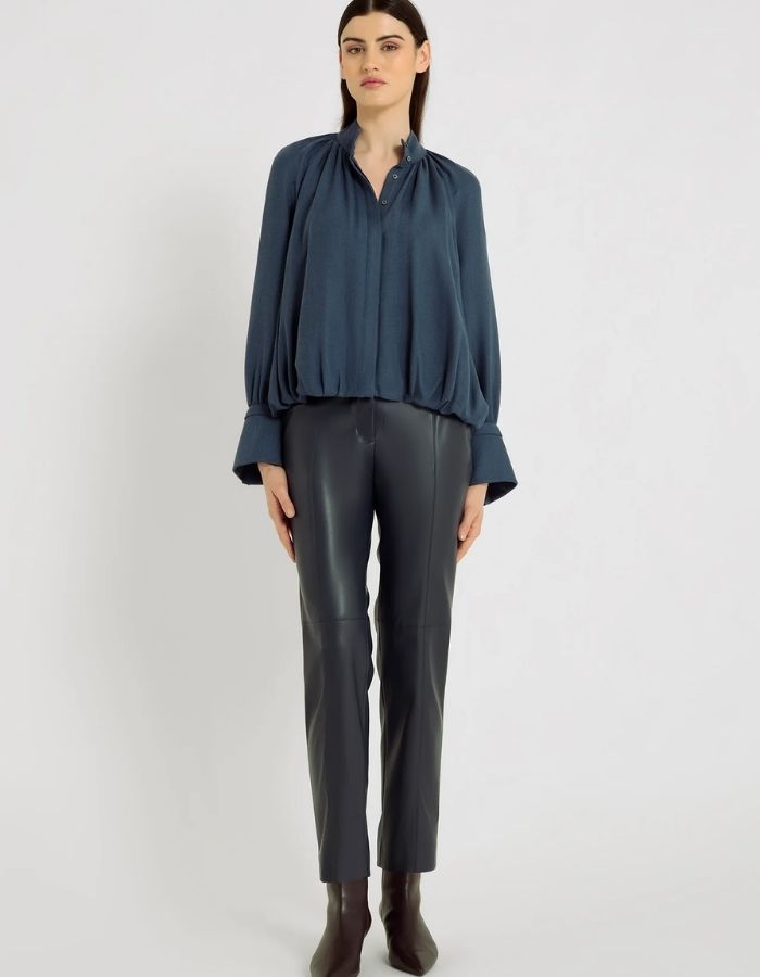 Vue de face du Pantalon ajusté pour femme en matière alternative gris graphite longueur cheville avec découpes aux genoux, modèle Arthur de la marque Hana San.