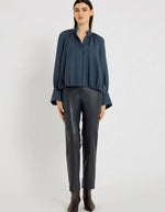Vue de face du Pantalon ajusté pour femme en matière alternative gris graphite longueur cheville avec découpes aux genoux, modèle Arthur de la marque Hana San.
