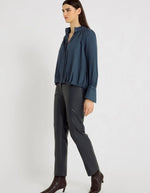 Profil du Pantalon ajusté pour femme en matière alternative gris graphite longueur cheville avec découpes aux genoux, modèle Arthur de la marque Hana San.