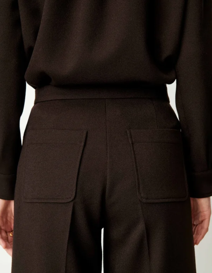 Bassin du Pantalon droit taille haute pour femme en tricotine fluide couleur marron chocolat ébène avec plis marqués le long des jambes, modèle Pantalon Alberwool couleur Ébène de la marque Sessùn.
