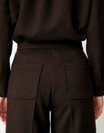 Bassin du Pantalon droit taille haute pour femme en tricotine fluide couleur marron chocolat ébène avec plis marqués le long des jambes, modèle Pantalon Alberwool couleur Ébène de la marque Sessùn.