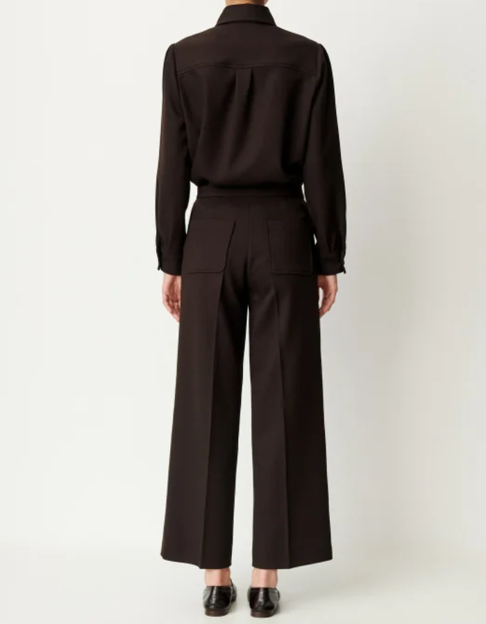 Dos du Pantalon droit taille haute pour femme en tricotine fluide couleur marron chocolat ébène avec plis marqués le long des jambes, modèle Pantalon Alberwool couleur Ébène de la marque Sessùn.