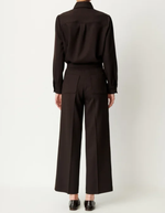 Dos du Pantalon droit taille haute pour femme en tricotine fluide couleur marron chocolat ébène avec plis marqués le long des jambes, modèle Pantalon Alberwool couleur Ébène de la marque Sessùn.