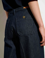 Bassin du Pantalon droit taille haute pour femme en denim bleu indigo à fines rayures coutil avec plis marqués le long de la jambe, modèle Pantalon Aldricks couleur Blootil de la marque Sessùn.