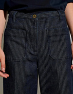 Ceinture du Pantalon droit taille haute pour femme en denim bleu indigo à fines rayures coutil avec plis marqués le long de la jambe, modèle Pantalon Aldricks couleur Blootil de la marque Sessùn.