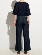 Dos du Pantalon droit taille haute pour femme en denim bleu indigo à fines rayures coutil avec plis marqués le long de la jambe, modèle Pantalon Aldricks couleur Blootil de la marque Sessùn.