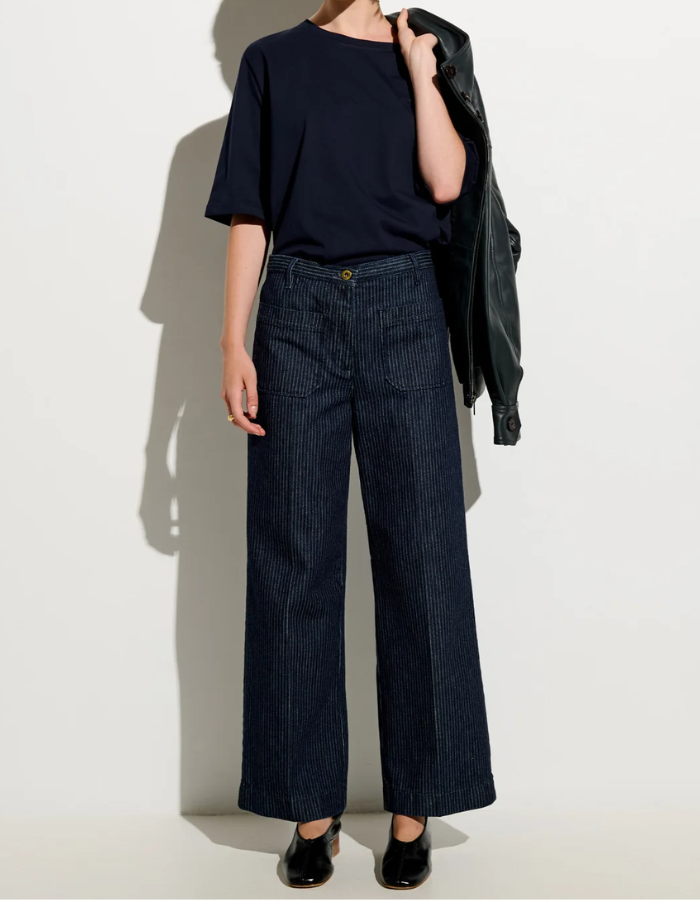 Vue de face du Pantalon droit taille haute pour femme en denim bleu indigo à fines rayures coutil avec plis marqués le long de la jambe, modèle Pantalon Aldricks couleur Blootil de la marque Sessùn.