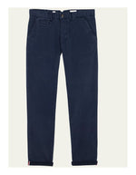 Pantalon chino tapered navy en coton stretch, poches italiennes, ourlet retroussé avec détail rouge et blanc.