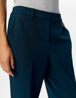 Ceinture du Pantalon de tailleur coupe droite à taille mi-haute pour femme, modèle Lisa de la marque Object. Tissu tissé robuste de couleur bleu nuit Sky Captain avec des poches latérales discrètes.