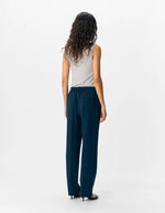 Vue de dos du Pantalon de tailleur coupe droite à taille mi-haute pour femme, modèle Lisa de la marque Object. Tissu tissé robuste de couleur bleu nuit Sky Captain avec des poches latérales discrètes.