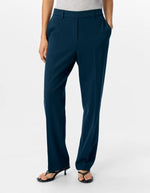 Vue de face du Pantalon de tailleur coupe droite à taille mi-haute pour femme, modèle Lisa de la marque Object. Tissu tissé robuste de couleur bleu nuit Sky Captain avec des poches latérales discrètes.