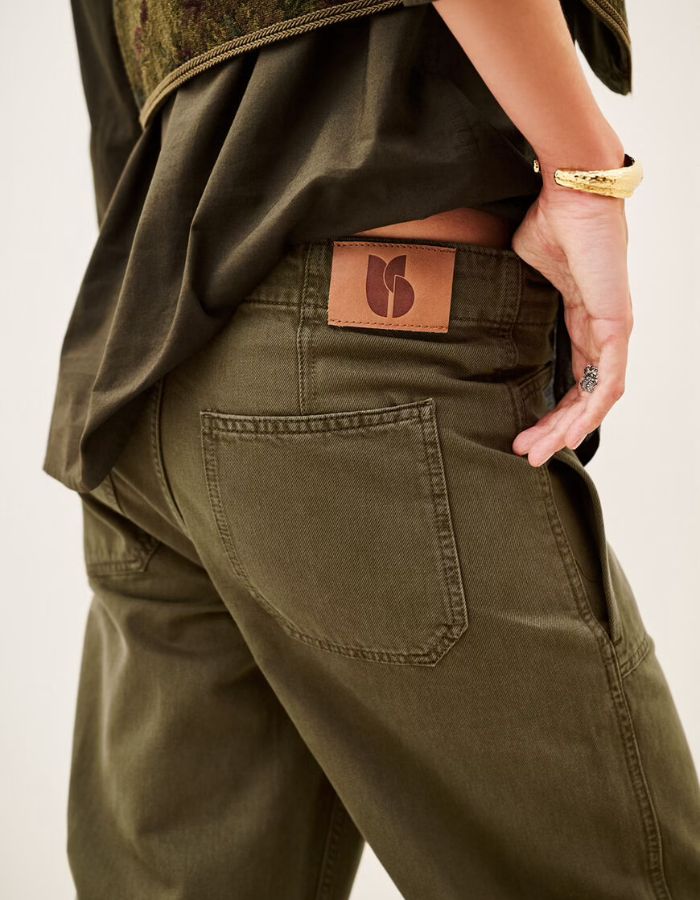 Dos du Pantalon droit décontracté pour femme en coton bio kaki avec pinces à la taille et poches plaquées, modèle Cocy Pantalon couleur Kaki de la marque ba&sh