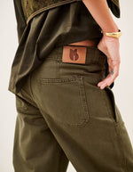 Dos du Pantalon droit décontracté pour femme en coton bio kaki avec pinces à la taille et poches plaquées, modèle Cocy Pantalon couleur Kaki de la marque ba&sh