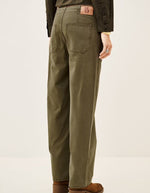 Vue de dos du Pantalon droit décontracté pour femme en coton bio kaki avec pinces à la taille et poches plaquées, modèle Cocy Pantalon couleur Kaki de la marque ba&sh
