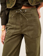 Poches avant du Pantalon droit décontracté pour femme en coton bio kaki avec pinces à la taille et poches plaquées, modèle Cocy Pantalon couleur Kaki de la marque ba&sh